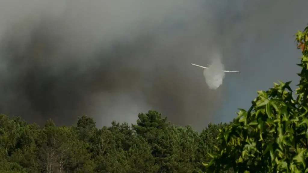 Labores de extinci&oacute;n dun hidroavi&oacute;n no incendio de Castrelo de Mi&ntilde;o. (Foto: Rosa Veiga / Europa Press)