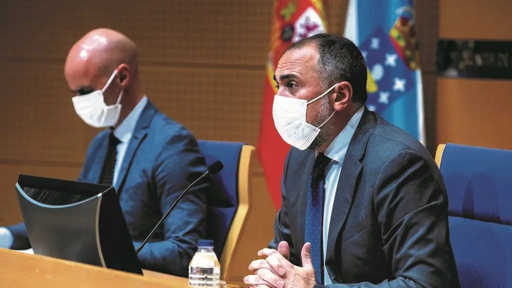 &Aacute; esquerda, o novo respons&aacute;bel da &aacute;rea de Pontevedra-O Saln&eacute;s e ex xerente do Sergas, Jos&eacute; Flores; &aacute; dereita, o conselleiro de Sanidade, Julio Garc&iacute;a Comesa&ntilde;a. (Foto: Conchi Paz / Xunta)