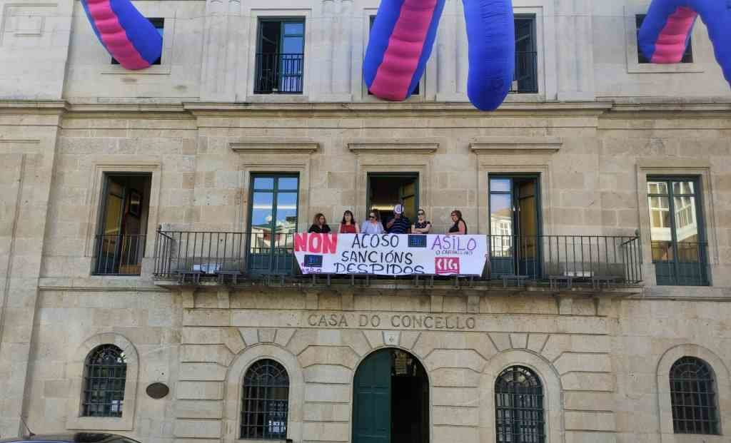 Representantes da CIG accederan á Casa do Concello de Carballiño para denunciar as condicións do persoal da residencia. (Foto: Nós Diario)