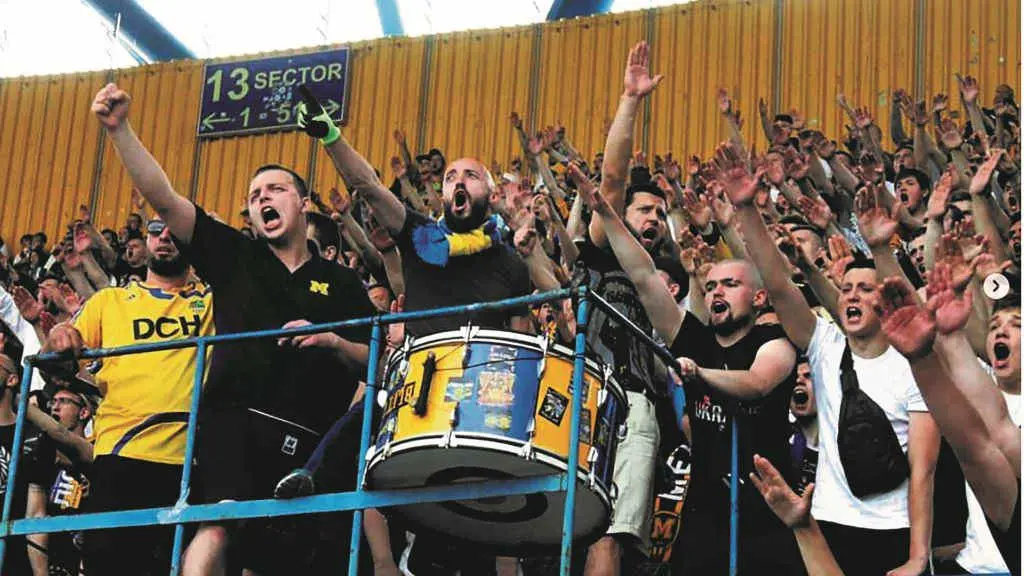 O Metalist de Kharkiv, rival do D&eacute;por, &eacute; un equipo ascendido &aacute; m&aacute;xima categor&iacute;a en 2022 con simpatizantes nazis entre a s&uacute;a afecci&oacute;n. (Foto: Instagram SPC)