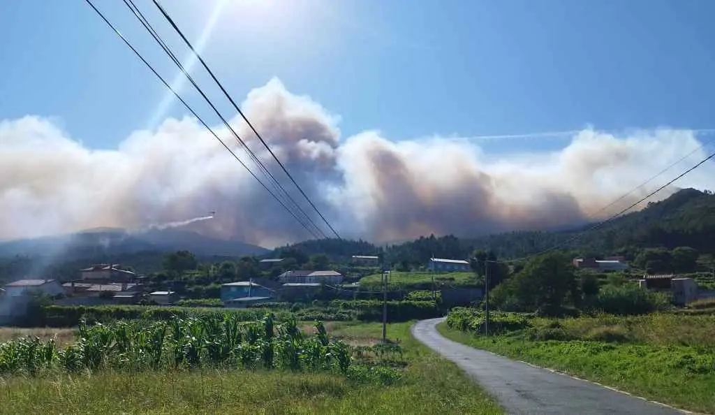 Imaxe do incendio en Boiro no d&iacute;a de onte. (Foto: @Incendiosgalic1/Twitter)