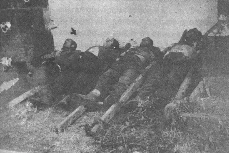 Arturo L&oacute;pez Delgado, cando os seus compa&ntilde;eiros Ovidio Gonz&aacute;lez V&aacute;zquez &ldquo;O Poll&oacute;n&rdquo;, Ildefonso Fern&aacute;ndez Seoane &ldquo;Co&ntilde;eira&rdquo; e Manuel Monteser&iacute;n &ldquo;Gerardo ap&oacute;s ser asasinados. (Foto: N&oacute;s Diario)
