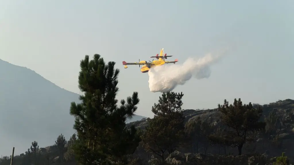 Un hidroavi&oacute;n realizando labores de extinci&oacute;n en Boiro. (Foto: C&eacute;sar Arxina / Europa Press)