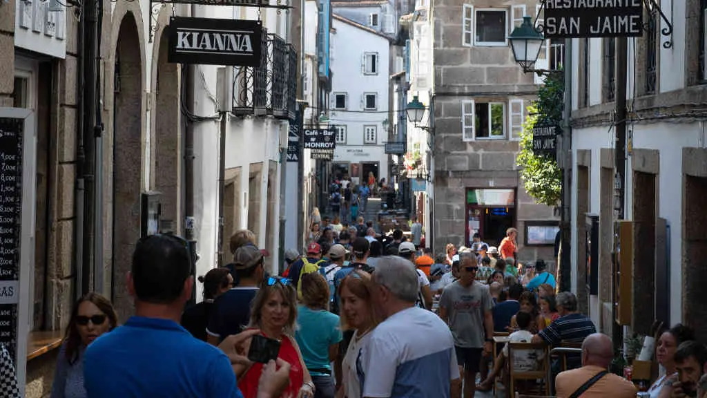 As terrazas de Compostela nos arredores da Catedral presentan unha boa ocupaci&oacute;n estes d&iacute;as de agosto. (Foto: Arxina)