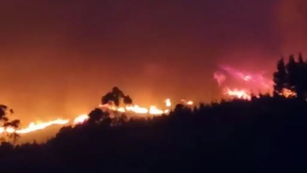 O fogo que axexou As Pontes, durante a madrugada. (Foto: @incendiosgalic1 / Twitter)