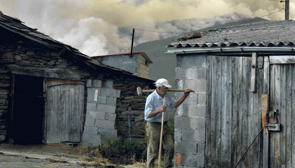 Veciño da aldea das Taboazas, no concello de Chandrexa de Queixa, que se viu afectada polas chamas orixinadas nesta cuarta feira (Foto: Rosa Veiga / Europa Press).