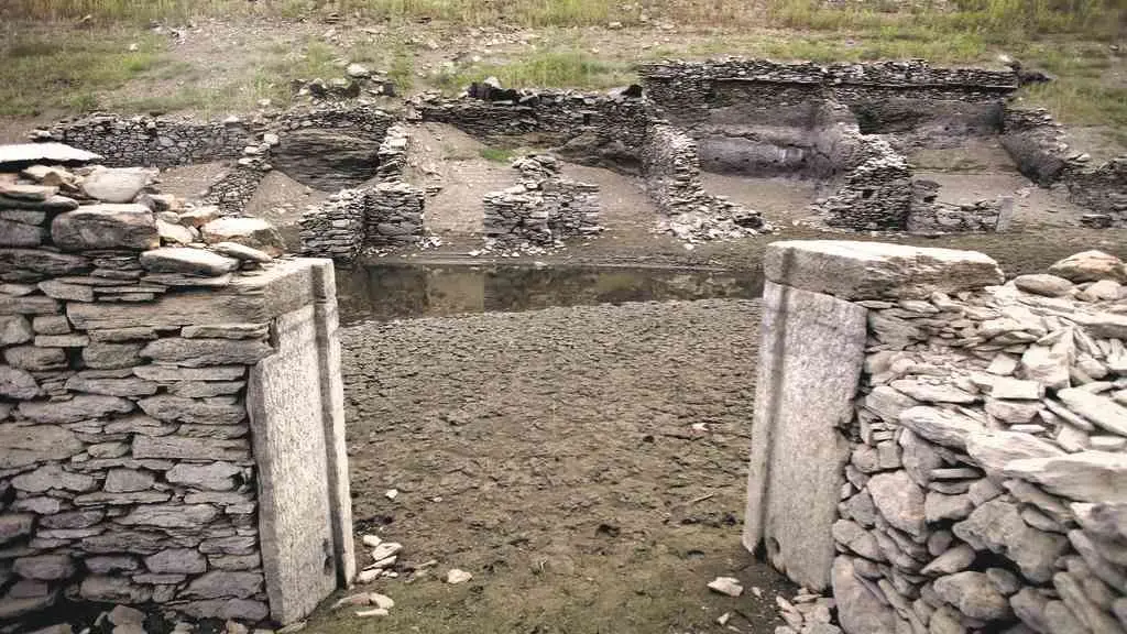O baixo caudal do r&iacute;o Mi&ntilde;o deixou &aacute; vista este ver&aacute;n as ru&iacute;nas do vello Portomar&iacute;n, anegado na d&eacute;cada de 1960 polo encoro de Belesar. (Foto: Carlos Castro / Europa Press)