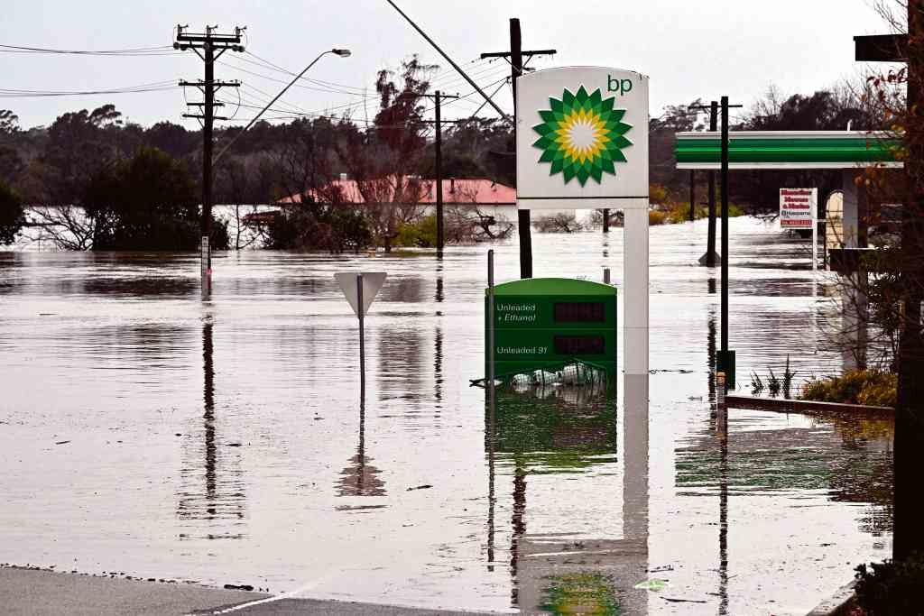 Os medios non adoitan relacionar a dependencia dos combustíbeis fósiles cos eventos climáticos extremos. Gasolineira inundada en Sydney. (Foto: AAPIMAGE - DPA)