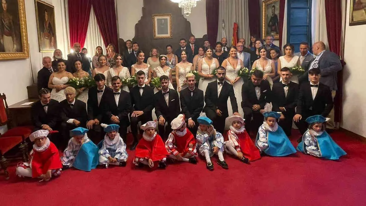 Foto de grupo do acto de escolla da ra&iacute;&ntilde;a da festa de San Roque 2022 no Concello de Betanzos (Foto: N&oacute;s Diario).