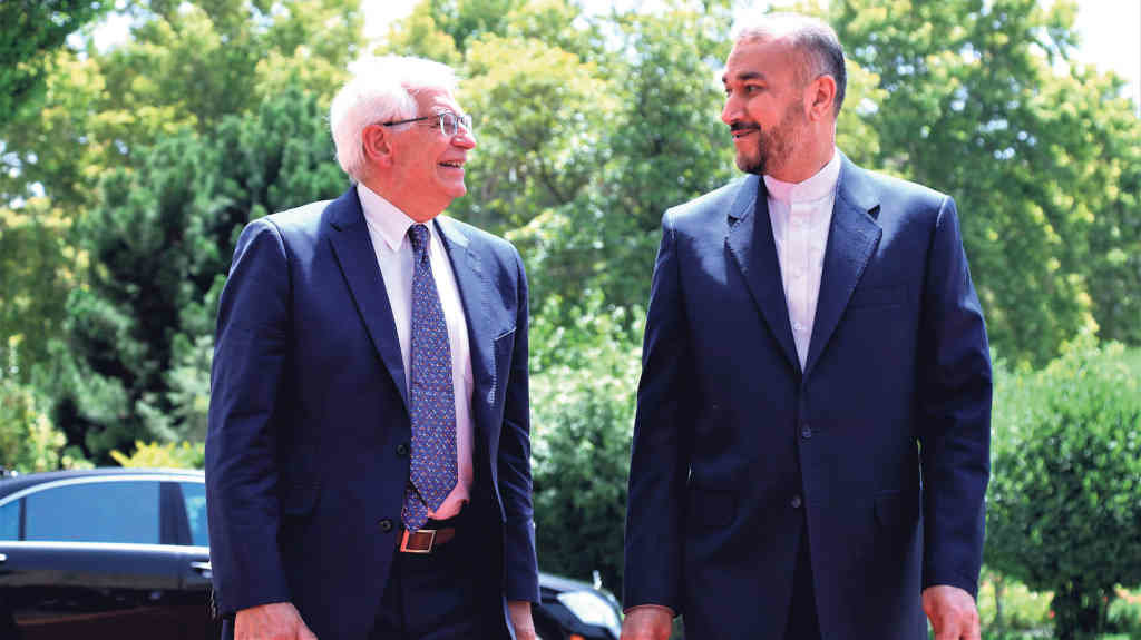 Josep Borrell (UE) e Hosein Amirabdolahian (Irán), nunha reunión (Foto: Zuma Press / Contacto Photo).