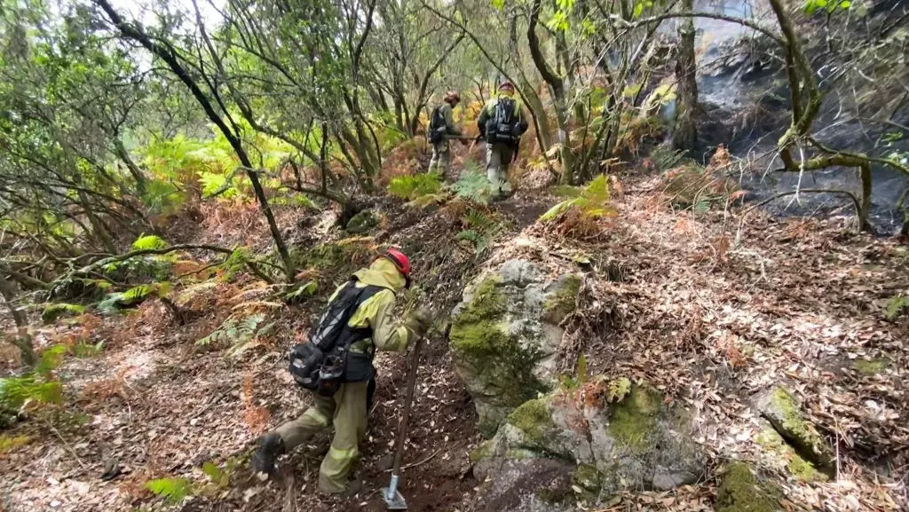 Labores de extinci&oacute;n da Brigada de Marroxo durante esta terza feira. (Foto: @BMarroxo / Twitter)