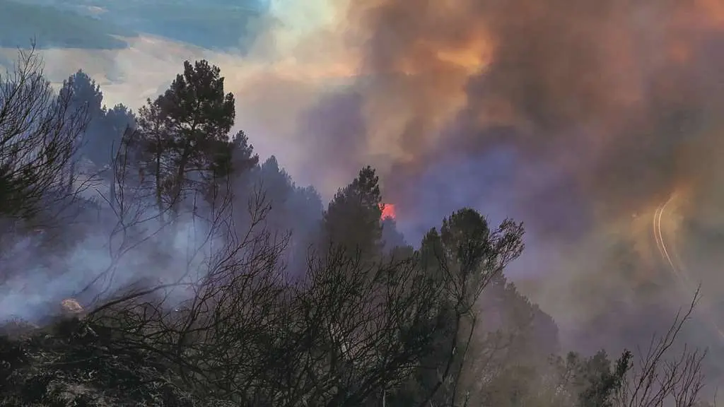 As chamas arrasaron montes en man com&uacute;n de Campobecerros, en Castrelo do Val, na comarca de Ver&iacute;n. (Foto: N&oacute;s Diario)