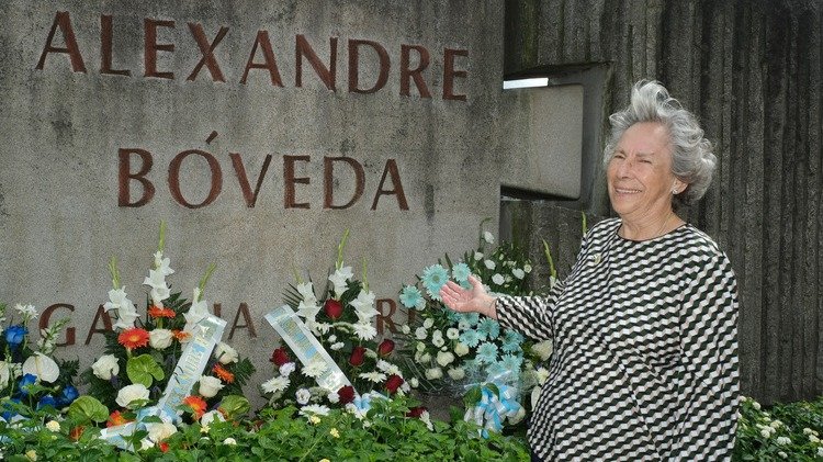 A filla de Alexandre Bóveda, Amalia, xunto ao monólito que lembra o seu pai, na homenaxe desta cuarta feira na Caeira, en Poio. (Foto: Arxina)
