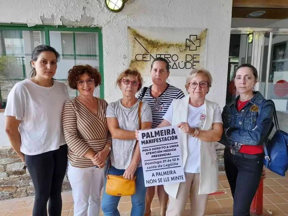 Integrantes da Plataforma de Veci&ntilde;as de Palmeira co cartel de convocatoria da manifestaci&oacute;n. (Foto: Plataforma de Veci&ntilde;as de Palmeira)