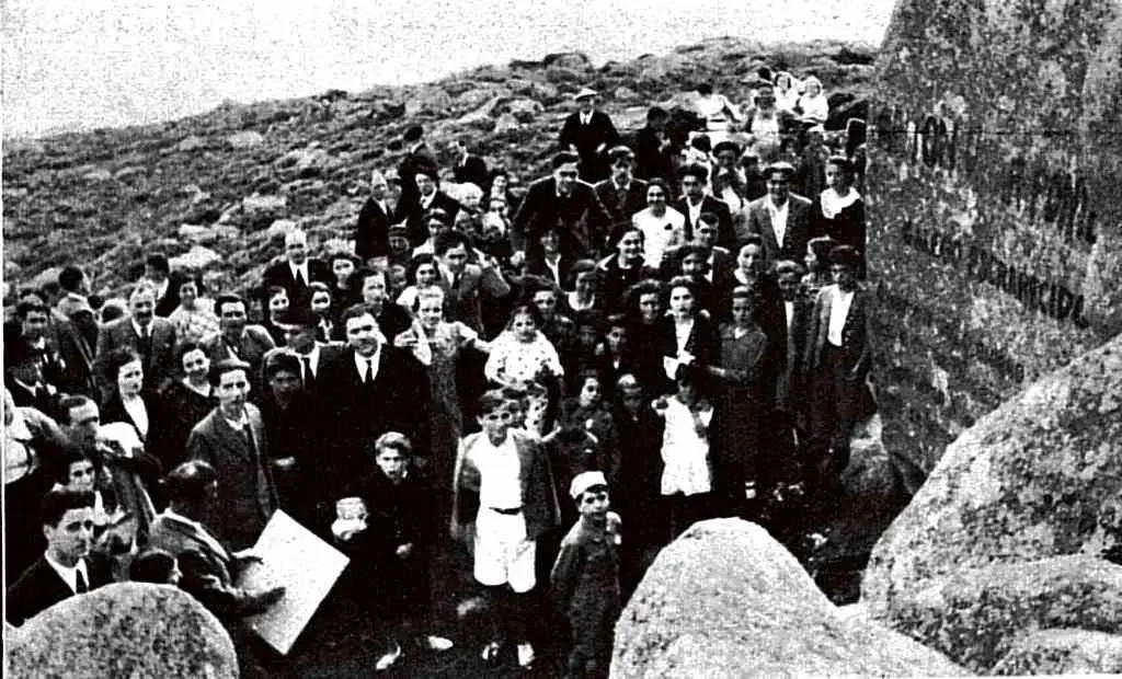 O 9 de febreiro de 1936 o monte de Bri&oacute;n pasou a chamarse o "Monte dos poetas" ao dedicarlle varios penedos a autores e autoras do pa&iacute;s.