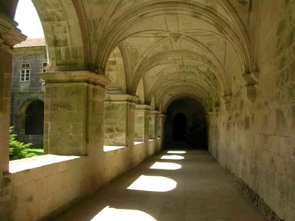 Claustro do mosteiro de Santa Mar&iacute;a de Sobrado dos Monxes, onde Olag&uuml;e residiu a maior parte da s&uacute;a vida.