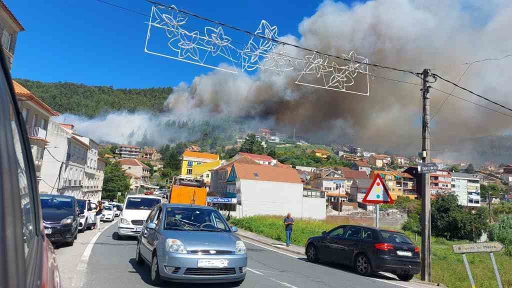 Incendio de Moaña, na parroquia de Meira. (Foto: @Olatz_MS/Twitter)