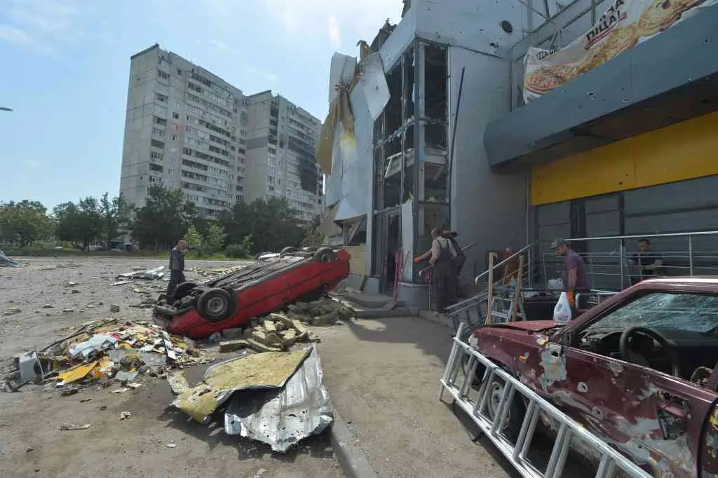 Restos dun ataque na cidade de Kh&aacute;rkhiv. (Foto: Europa Press)