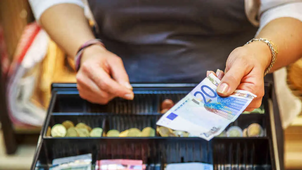 O cambio do euro fronte ao d&oacute;lar chegou a baixar onte at&eacute; os 0,9902, o seu valor m&aacute;is baixo desde febreiro de 2002 (Foto: N&oacute;s Diario).