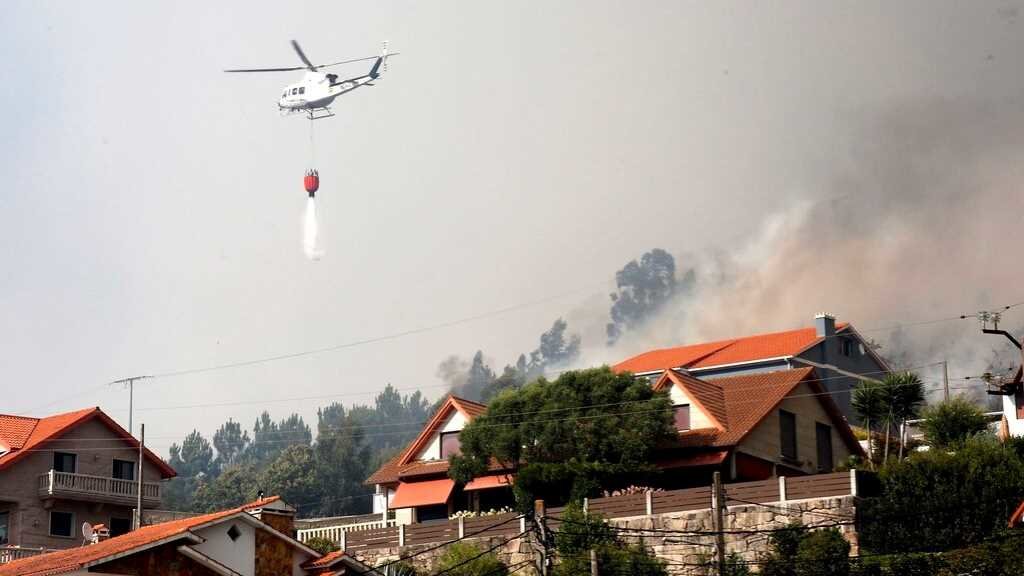 O incendio de Moaña obrigou a decretar a alerta por proximidade ás vivendas. (Foto: Javier Vázquez / Europa Press)