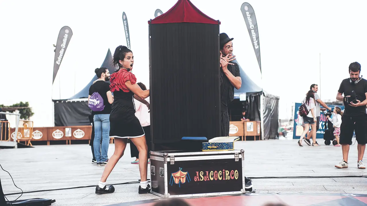 Asacorcirco nunha actuaci&oacute;n.