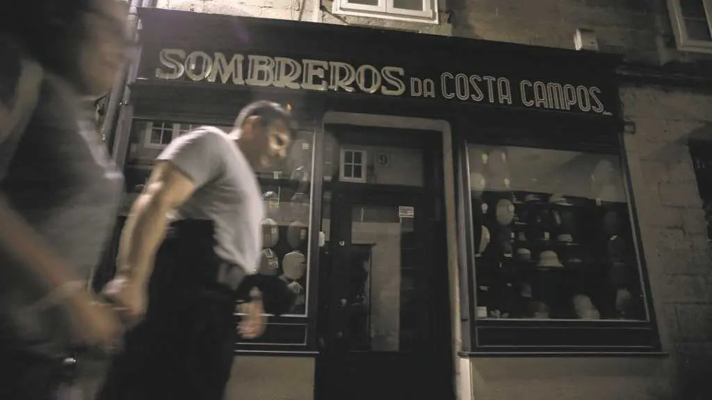 Apagado de luces no escaparate dunha tenda en Lugo tras a entrada en vigor das medidas de aforro e eficiencia enerx&eacute;tica. (Foto: Carlos Castro / Europa Press)
