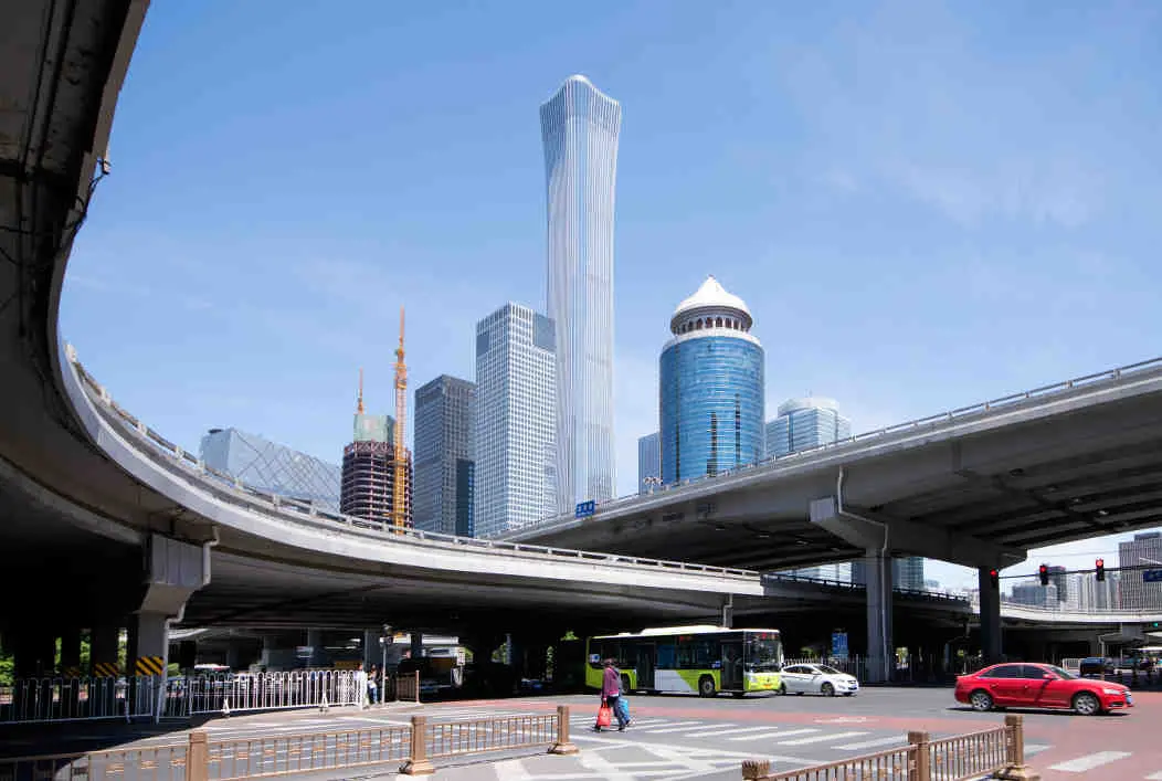 Unha persoa pasea &aacute; beira do edificio China Tower, na capital chinesa, Beijing. (Foto: zhenya)