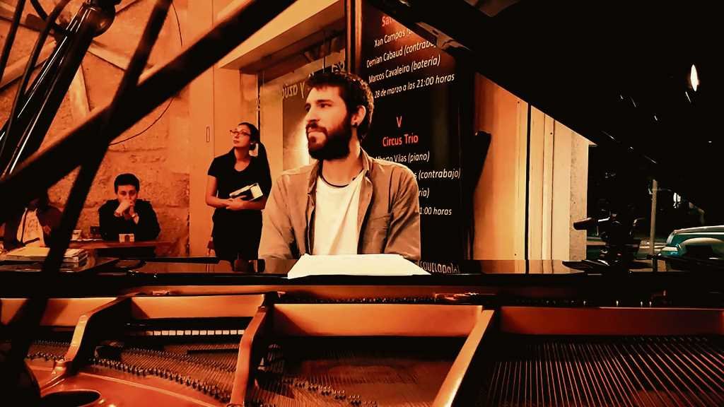 O artista tocando o piano. (Foto: Brais González)