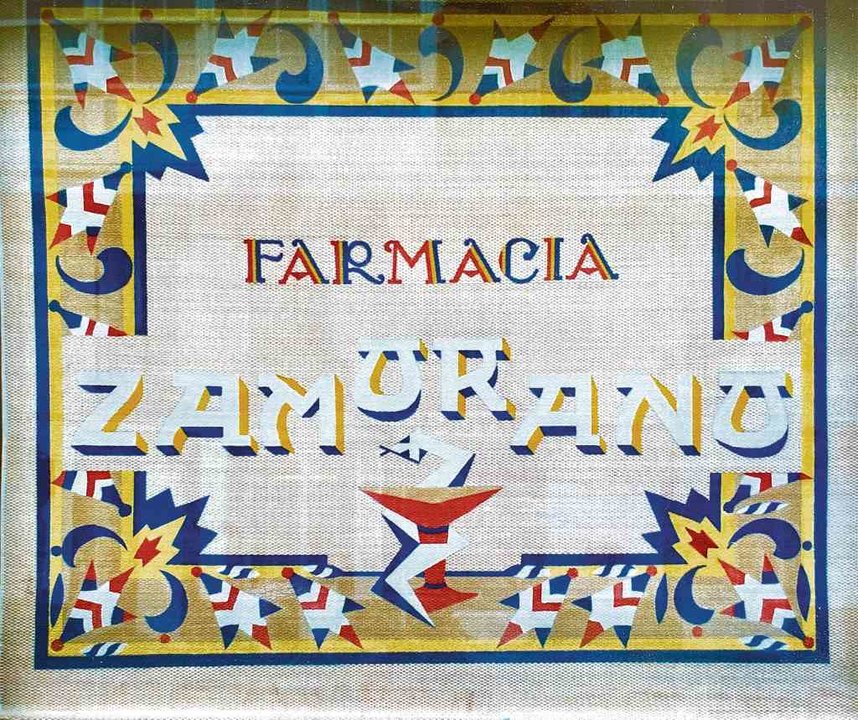 A persiana de Zamorano de Pontedeume celebra a gloria da farmacia moderna.