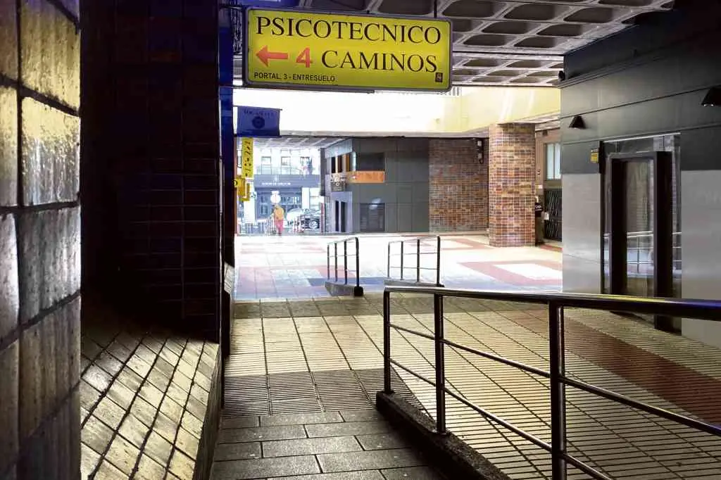 Espazos na galer&iacute;a comercial dunha gran maz&aacute; porosa.