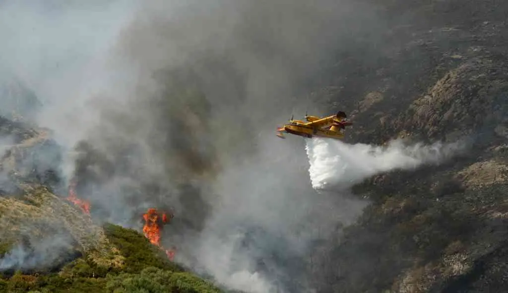 Os equipos de extinci&oacute;n da Xunta da Galiza loitando contra o fogo na Serra do Xur&eacute;s de hai d&uacute;as semanas. (Foto:  Europa Press)