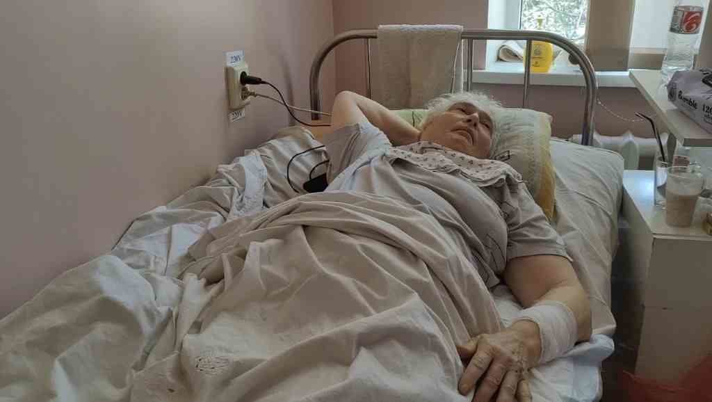 A minha perna foi arrancada”, descreve deitada numa cama do hospital Liudmila Foshneva, de 70 anos. (Foto: Bruno Carvalho)
