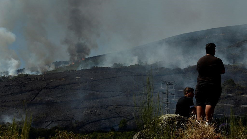 Dúas persaos observan o incendio no Parque Natural da Baixa Limia-Serra do Xurés o 26 de agosto de 2022. (Foto: Rosa Veiga/Europa Press).