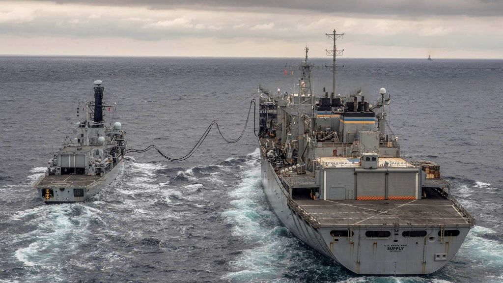 O USNS Supply xunto ao HMS Kent británico nun adestramento no Círculo Polar Ártico. (Foto: Departamento de defensa dos EUA).