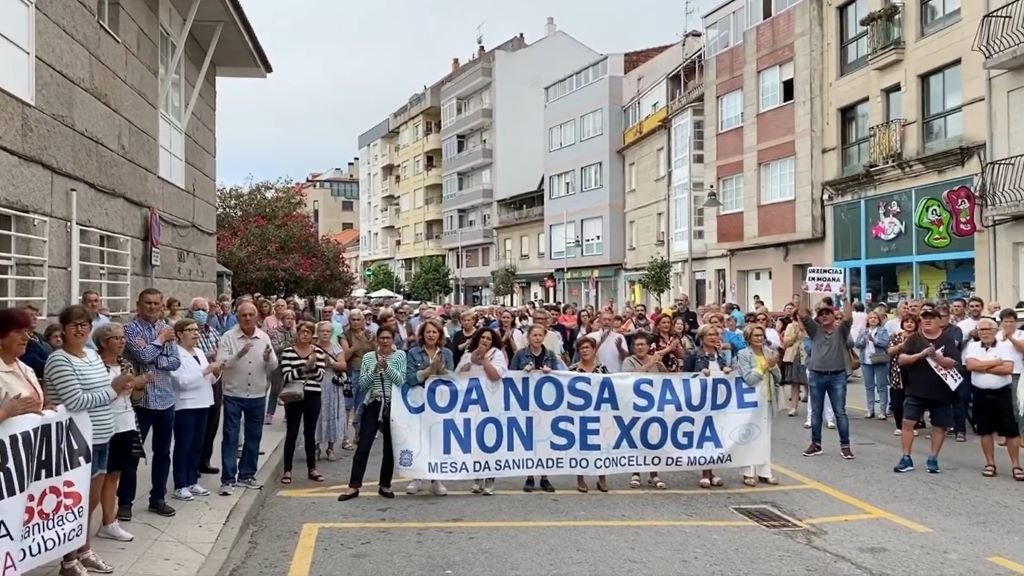 Concentración da veciñanza de Moaña na Casa do Mar para reclamar unha sanidade digna. (Foto: Nós Diario).
