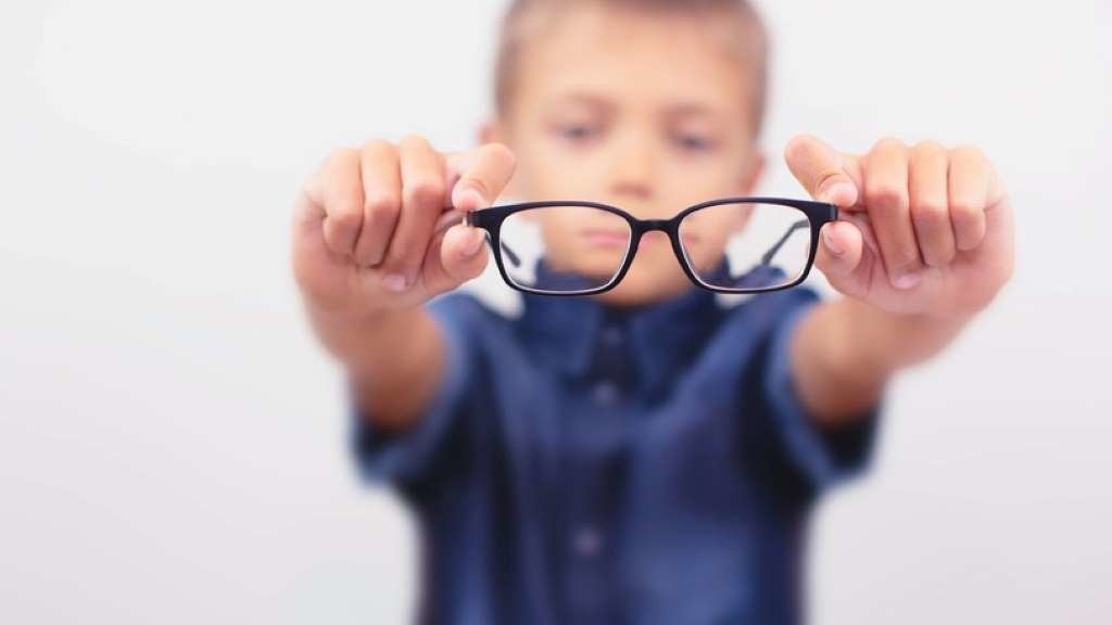 Ópticos recomendan facer revisións periódicas da vista. (Foto: Evgenia)