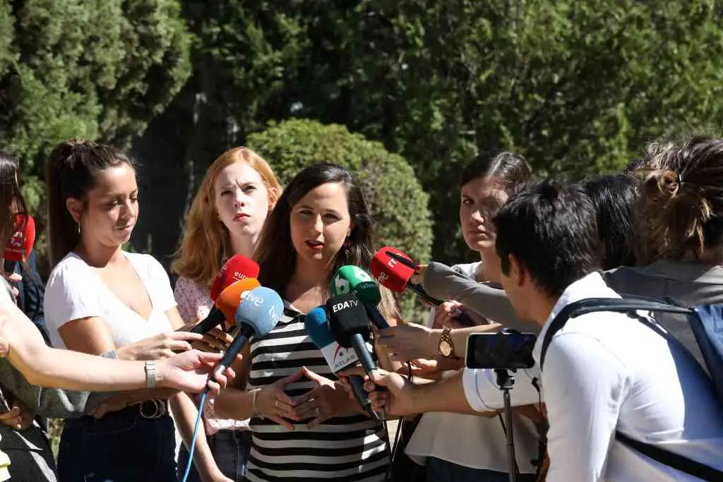 A ministra Ione Belarra, na fosa de Colmenar Viejo. (Foto: Europa Press)