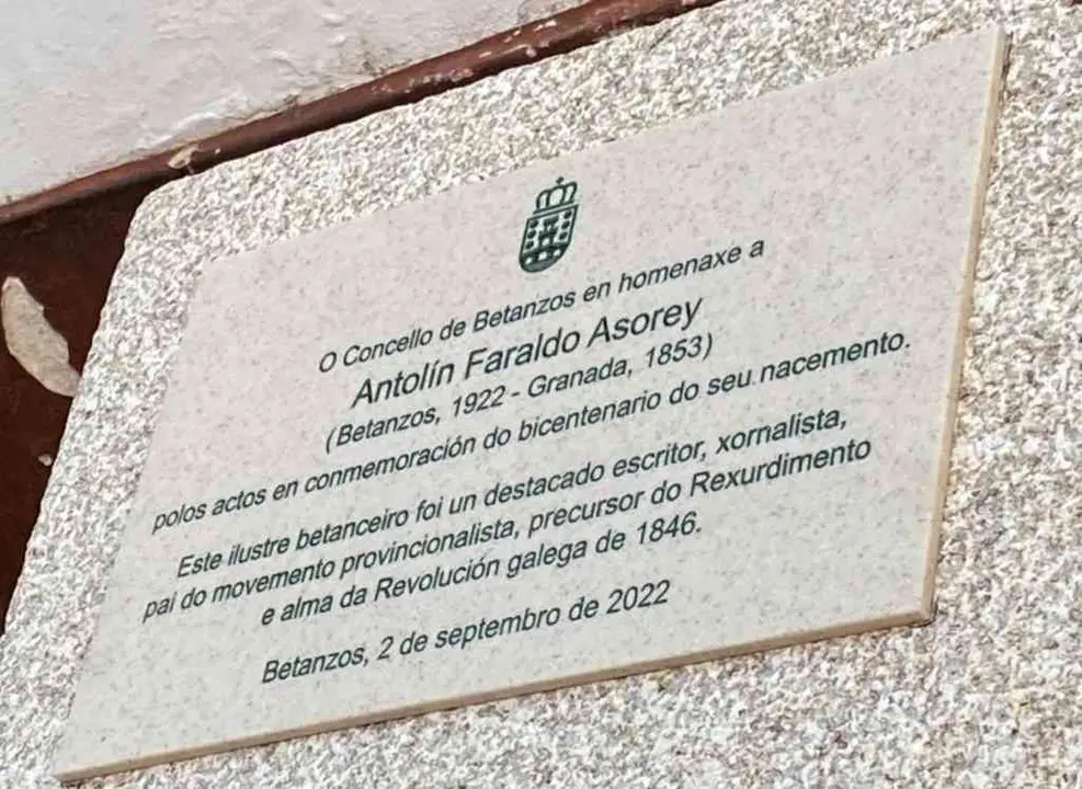 Placa conmemorativa no concello de Betanzos coas erratas. (Foto: @BustoDopazo/Twitter)