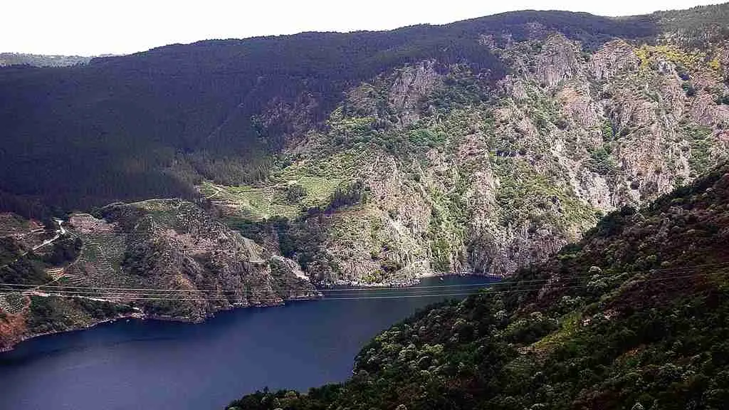 Encoro dos Peares no r&iacute;o Mi&ntilde;o, cuxa construci&oacute;n rematou en 1955, sendo a s&uacute;a potencia instalada de 184 megawatts. (Foto: N&oacute;s Diario)