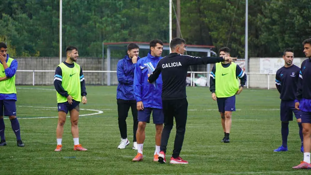 Iv&aacute;n Cancela facendo indicaci&oacute;ns aos seus xogadores (Foto: RFGF).