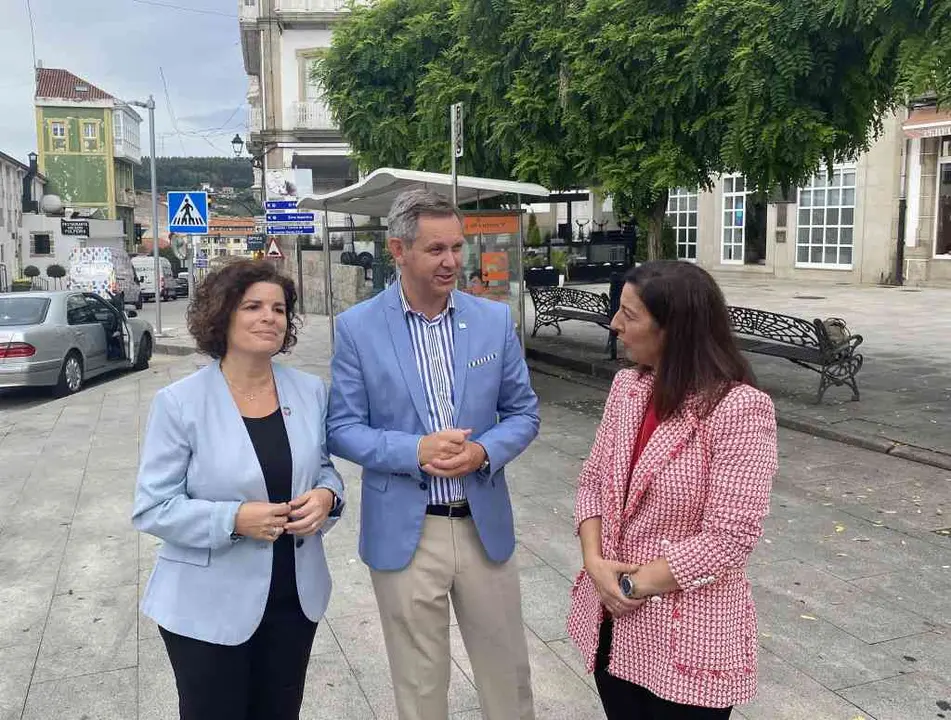 O delegado do Goberno espa&ntilde;ol na Galiza, Jos&eacute; Mi&ntilde;&oacute;ns, e a subdelegada na Coru&ntilde;a, Mar&iacute;a Rivas, nun acto en Betanzos xunto &aacute; alcaldesa, Mar&iacute;a Barral. (Foto: Europa Press?