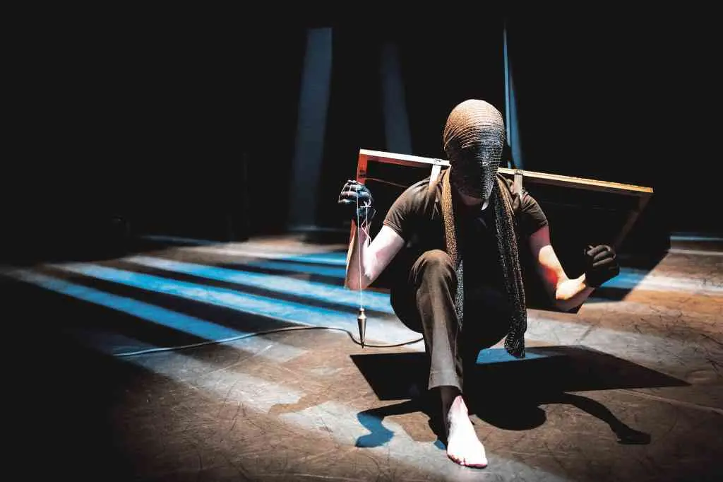 Unha escena de 'Figuras do Limiar', de Javier Mart&iacute;n. (Foto: Leo L&oacute;pez)
