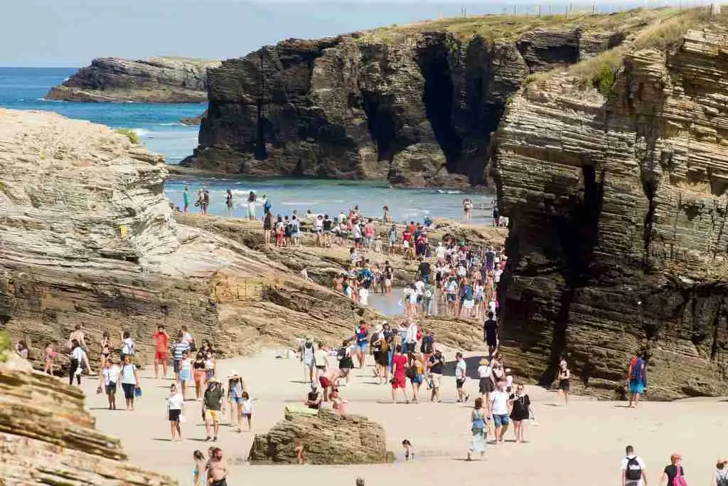 A praia de Augas Santas adoita estar ateigada de turistas nun d&iacute;a de ver&aacute;n.