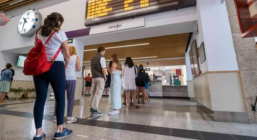 As longas fileiras foron a t&oacute;nica das primeiras xornadas de venda dos abonos gratu&iacute;tos. (Foto: Arxina)