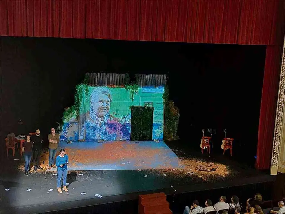 Melania Cruz, recitando un poema de Manuel Mar&iacute;a, en homenaxe a Saleta. (Foto: N&oacute;s Diario)