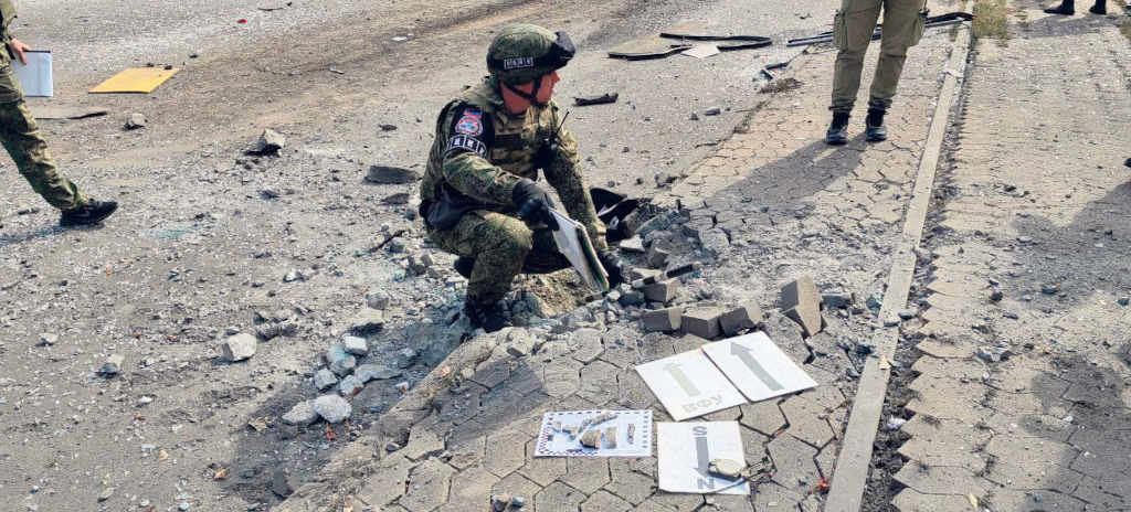 Un militar onte, momentos despois do ataque en Donetsk por parte das forzas armadas ucraínas (Foto: Bruno Carvalho).