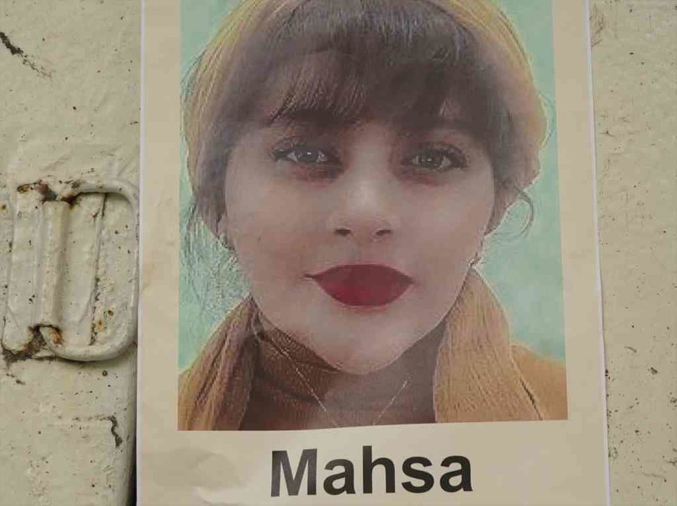 Cartel en lembranza de Mahsa Amini.