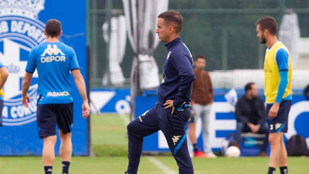 Borja Jim&eacute;nez, pensativo durante o adestramento do D&eacute;por (Foto: RCDeportivo).