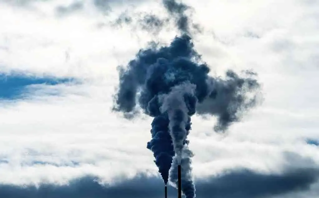 Emisi&oacute;n de carbono dunha central el&eacute;ctrica. (Foto: Europa Press)