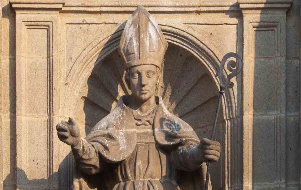 San Rosendo, educador de Ordoño IV, nunha estatua no mosteiro de Celanova. (Foto: Nós Diario)